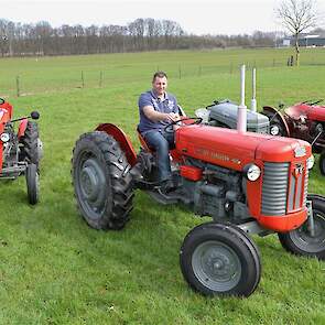 Zoon Dennis is al net zo'n fervent liefhebber van Massey-Ferguson als zijn vader Gerard.