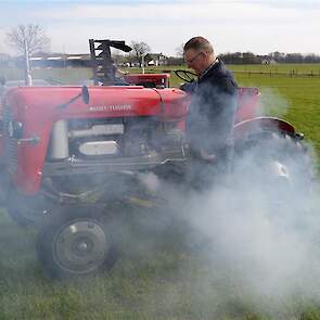 De tweetakt Hanomagdiesel van de MF 821 produceert een hoop rook als hij wordt gestart.