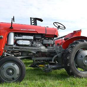 De Franse Massey-Ferguson 821D uit 1958 is op de motorkap en de spatborden na dezelfde trekker als een Massey-Harris Pony.