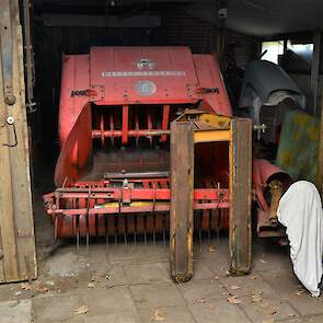 Vercoulen heeft ook nog verschillende werktuigen van Massey-Ferguson waaronder deze lagedruk hooipers.