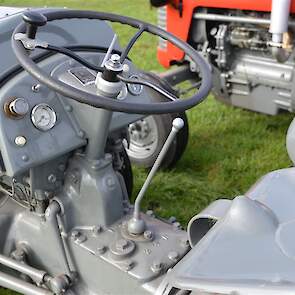 Het dashboard van een Ferguson uit 1948 had in vergelijking met Duitse tijdgenoten al heel wat klokjes, alleen nog geen toerenteller. Die kwam pas met de MF 35.