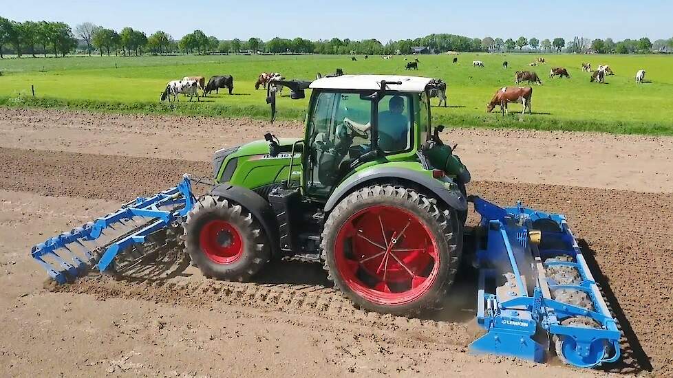 Fendt 313 grondbewerking met een zelfontworpen egalisatiebalk Trekkerweb