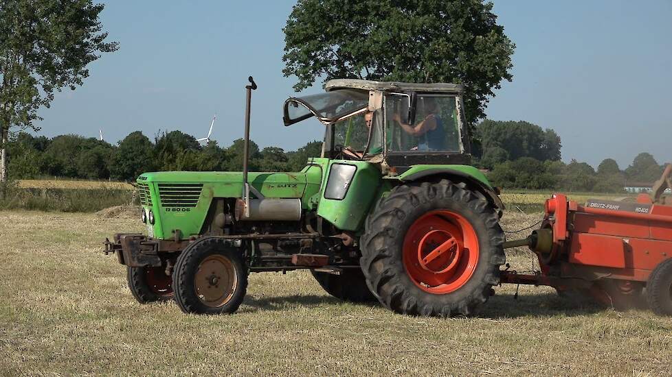 Kleine pakjes persen en hooien Deutz Fahr 80 06 Trekkerweb