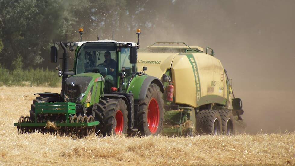 Stro strak in pak loonbedrijf Kuper BV uit Klazienaveen Fendt 724 Krone BiGPACK 1290XC  Trekkerweb