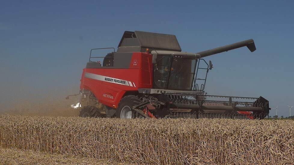 Massey Ferguson 7345S Activa met Powerflow in de wintertarwe Trekkerweb