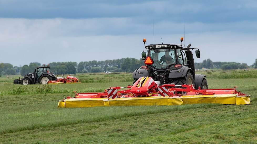 Valtra Twin Trac met Pöttinger Novacat X8 ED Duwvaart Duport