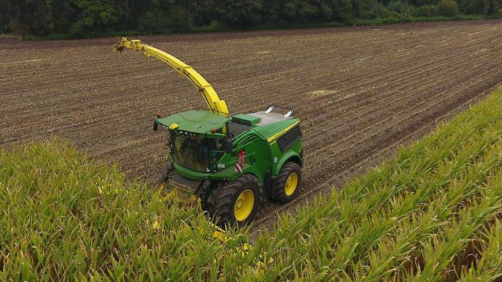 Nieuwe John Deere 9000 serie hakselaar in actie met 12 rijer maisbek