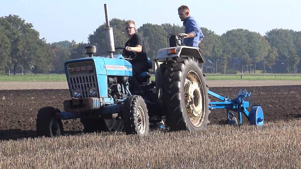 OLDTIMERPLOEGEN FORD 5000 EICHER