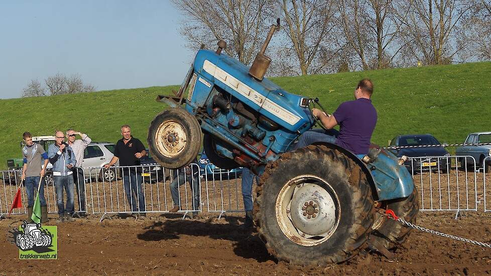 Beton trekker trek bij ploegfestival met spectaculaire beelden -Trekkerweb stunt dangerous