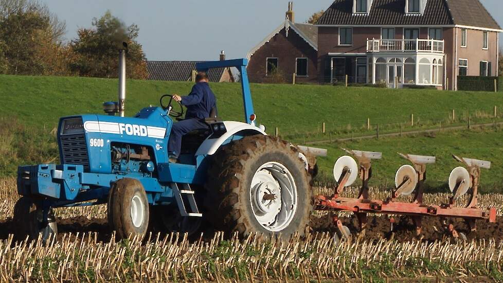 De ploeg kan nog even in het vet blijven met al dat water Trekkerweb