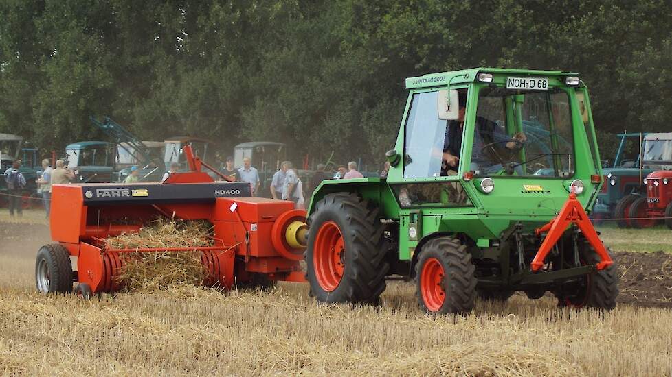 Stropersen met Deutz Intrac 2003 en Fahr HD 400 Trekkerweb