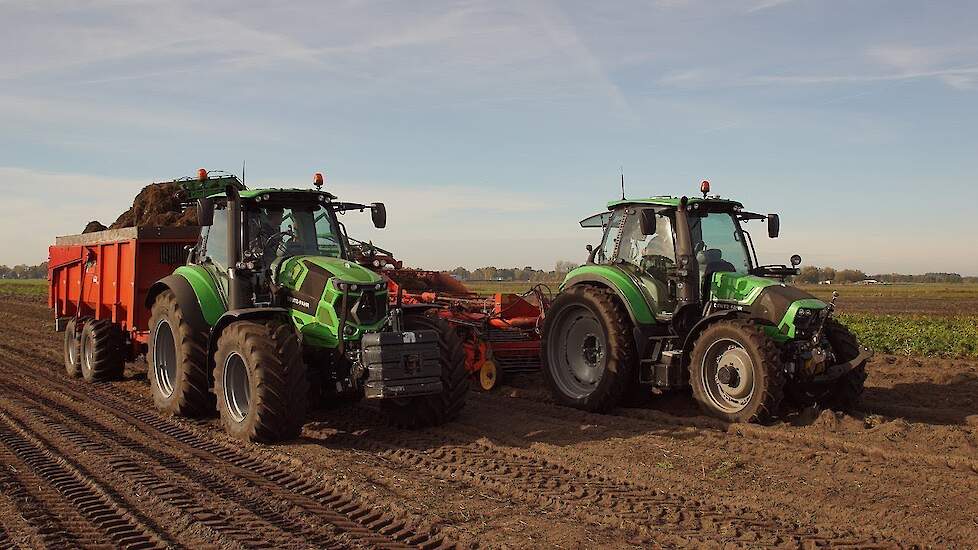 Valeriaanwortels laden met aangepaste Grimme wagenrooier