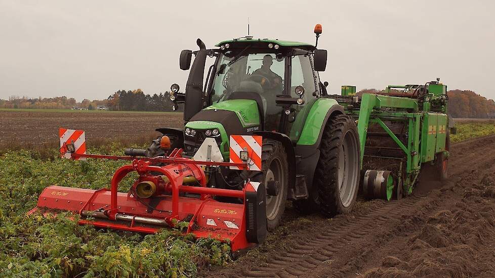 Valeriaanwortels rooien met aangepaste vierrijige AVR rooimachine Trekkerweb