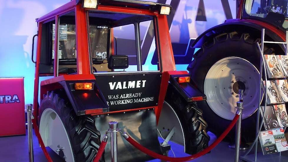 Valtra farming simulator FS 2019 rijden bij de Wintershow in Achterveld