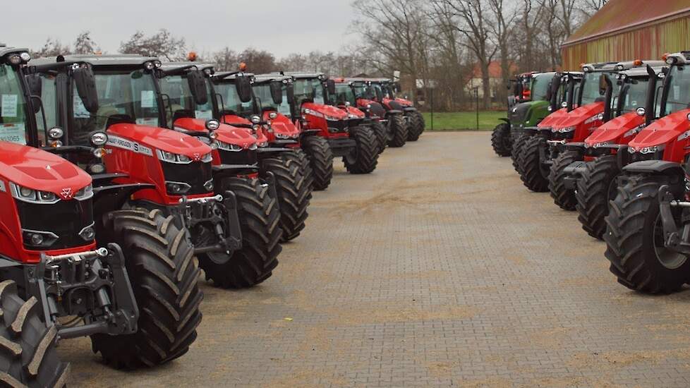 Veel Massey Ferguson in Kerst rood staan klaar voor Wintershow