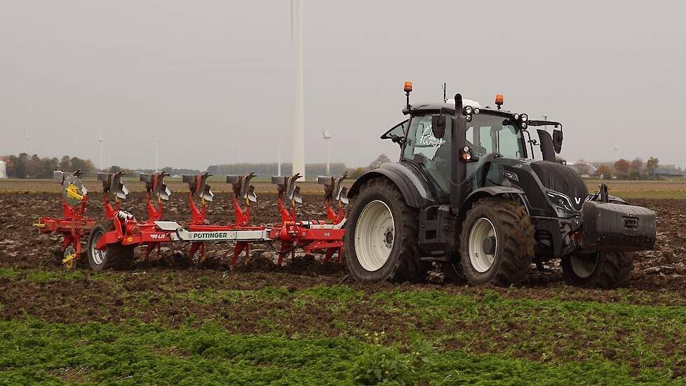 Pöttinger Servo 6.50 7 schaar met Valtra ploegen in de klei