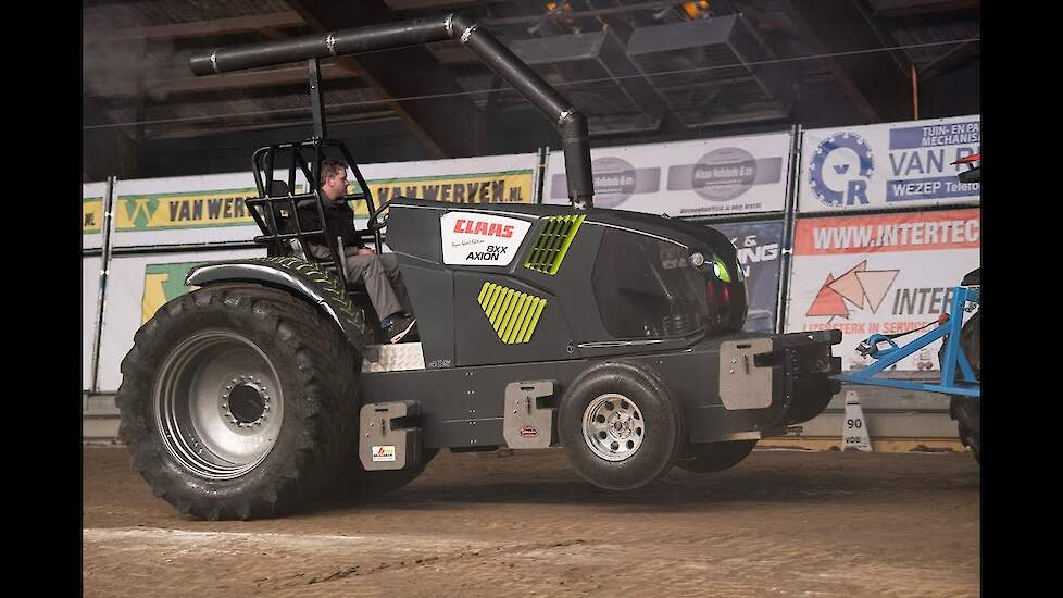 Claas Axion 8XX Super sport edition van Bruggeman Mechanisatie B.V. op de baan in Zwolle