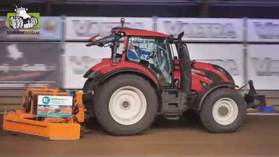 Valtra op de baan bij indoor tractorpulling Zwolle