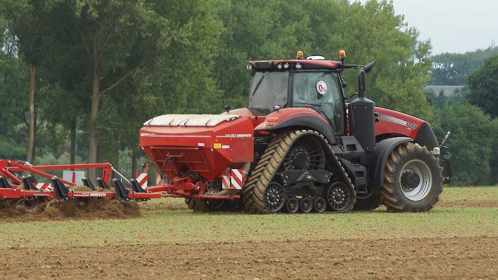 Case-IH Magnum 340 CVX Rowtrac met Horsch zaaimachine Trekkerweb