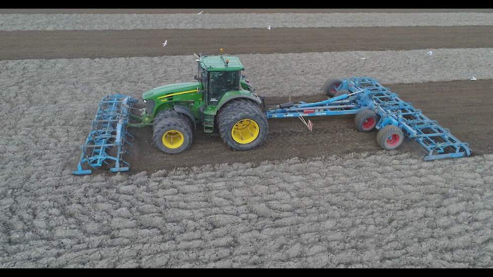 John Deere 7930 (220 pk) met een 8 meter brede Lemken Gigant 800 Trekkerweb