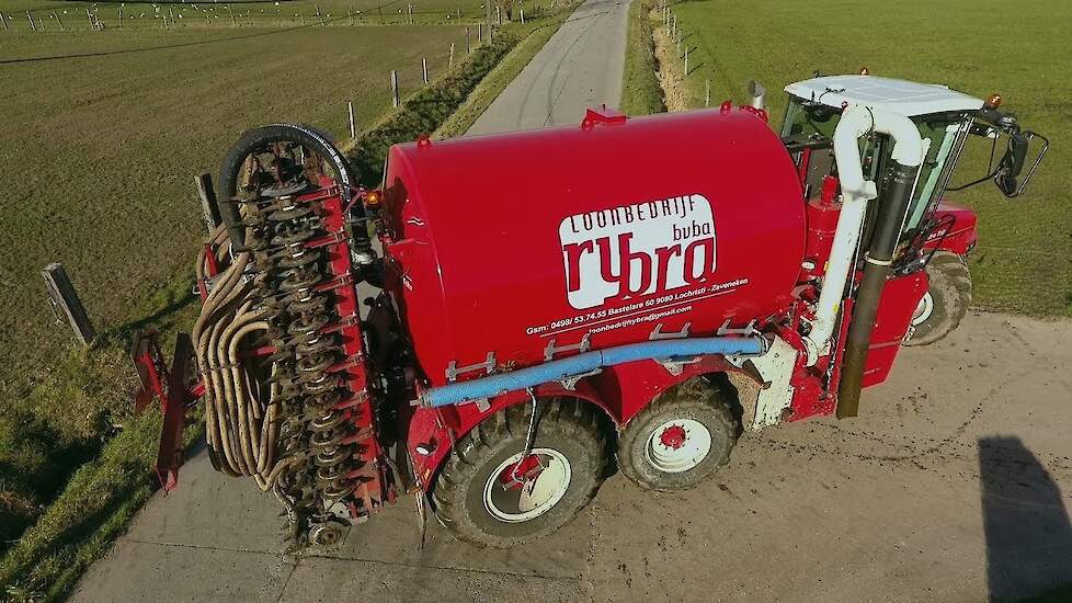 Loonbedrijf Rybra met hun nieuwe Vervaet hydro trike mest injecteren