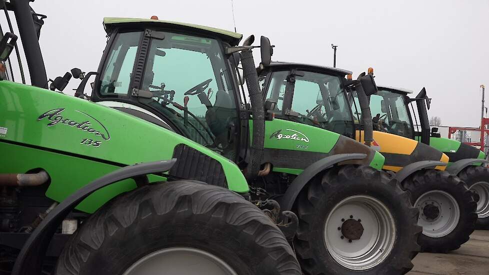 Groot aanbod trekkers en machines bij veiling  Roeleveld-Bos BV Troostwijk Auction