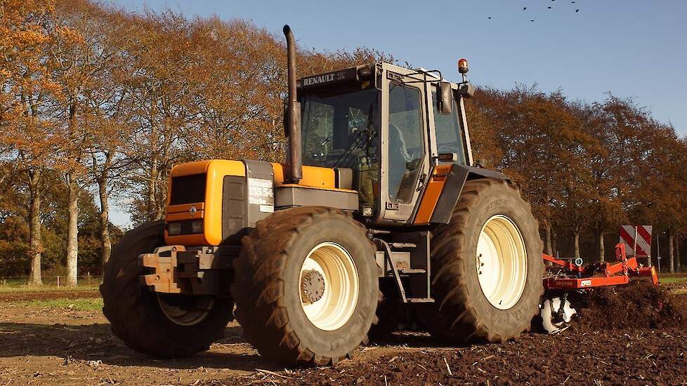 Maisland schijveneggen met Renault 155.54 Turbo