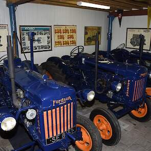 Deze drie Blauwe Reigers zijn alle van het type E27N. De voorste twee hebben een viercilinder benzine/petroleummotor, de achterste heeft een motor die alleen geschikt is voor benzine.