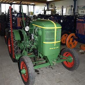 Als een vreemde eend in de bijt staat tussen de Fordsons dit Deutzje. Het is een 1-cilinder stompkop uit 1950 en hij staat er omdat ze op de ouderlijke boerderij van Martijns vrouw Miranda,een Deutz hebben. Het is nu het lievelingstrekkertje van Martijns