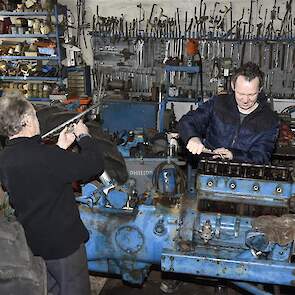 Vader Martien en zoon Martijn Rademakers vullen elkaar uitstekend aan bij het restaureren van hun oude Fordson.