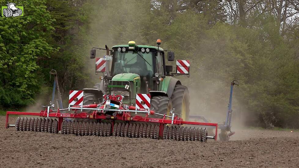 Güttler Matador 610 prismawals in de fronthef tijdens suikerbieten zaaien