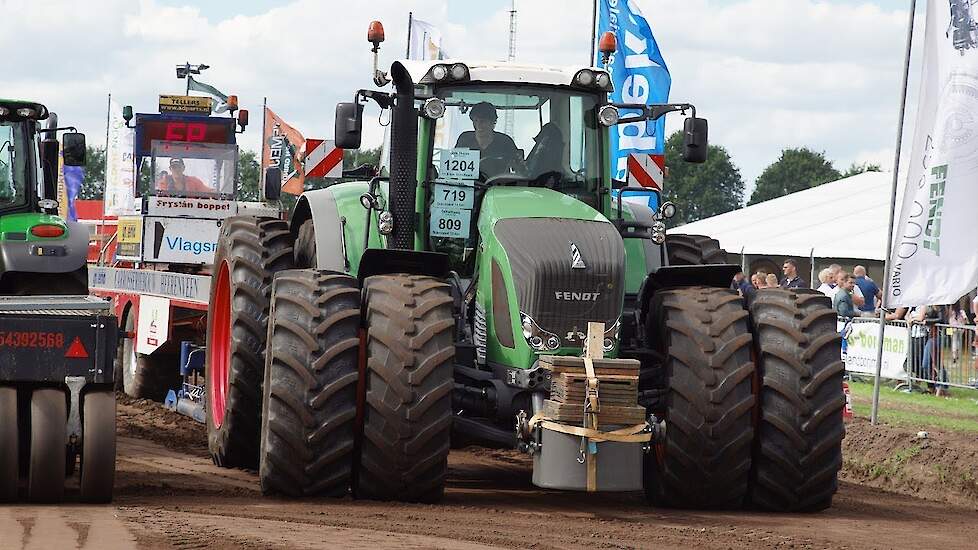 Trekkerslep Coevorden Big tires horsepower smoke tractorpulling Trekkerweb