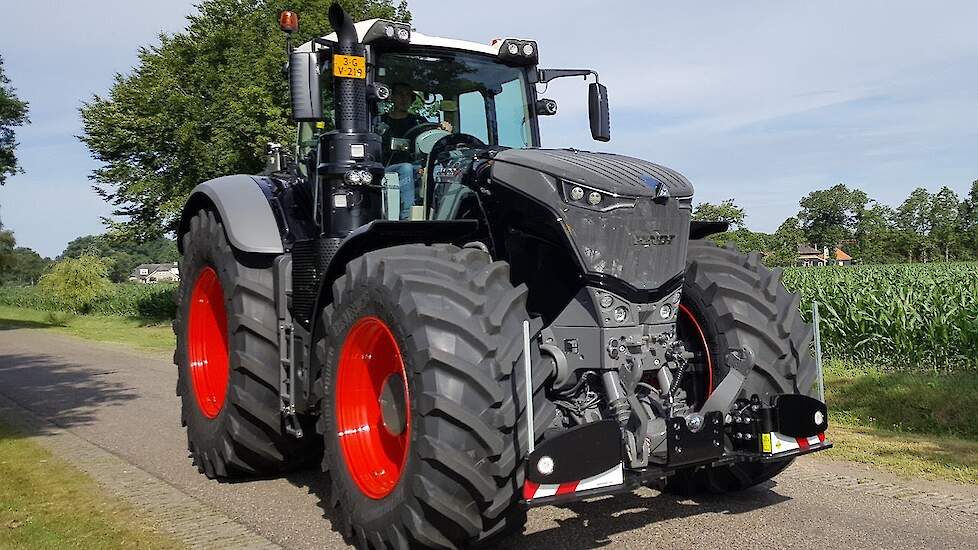 Fendt Vario 1050 Black Beauty on the road with Agribumper Trekkerweb