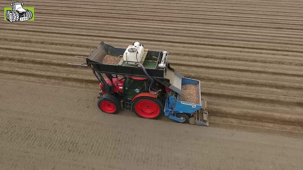 Potatoe planting Kubota M110GX met plantdak en Standen Pearson SP