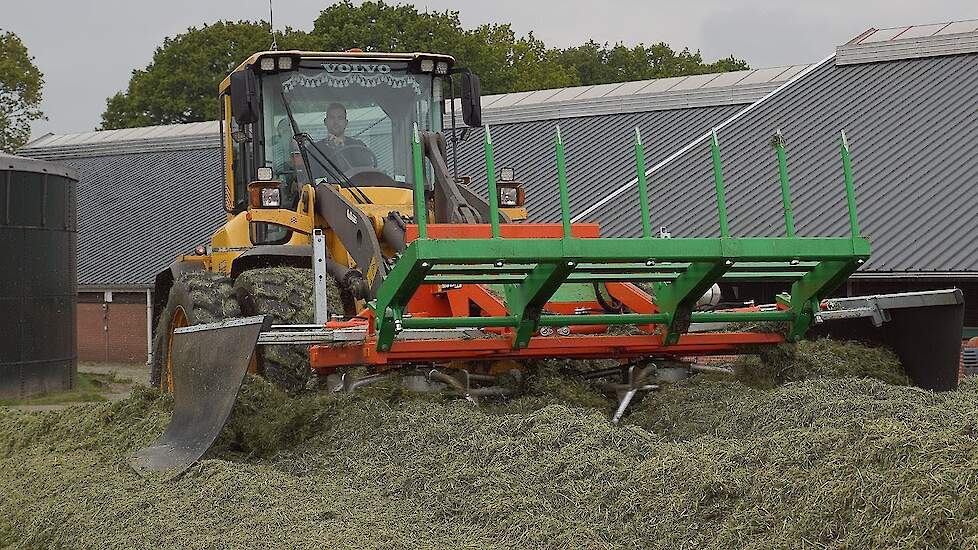 Holaras kuilverdeler en Volvo L60F op de kuilbult