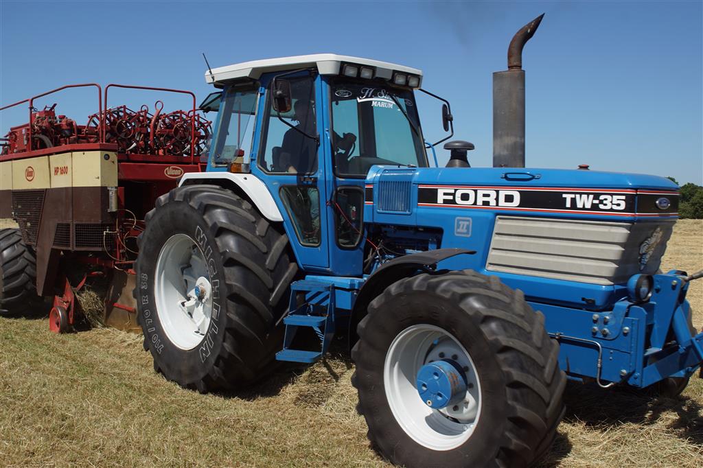 New Holland › Ford TW 35 met Vicon HP 1600 hooi persen | Trekkerweb.nl ...