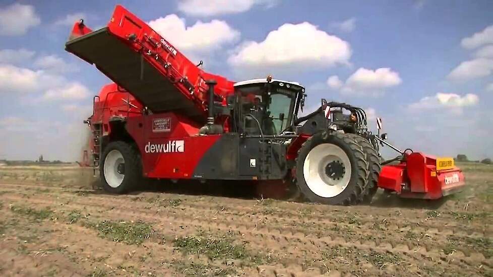 Nieuwe Dewulf RF3060 zelfrijdende 2 rijige aardappelrooier in actie Trekkerweb