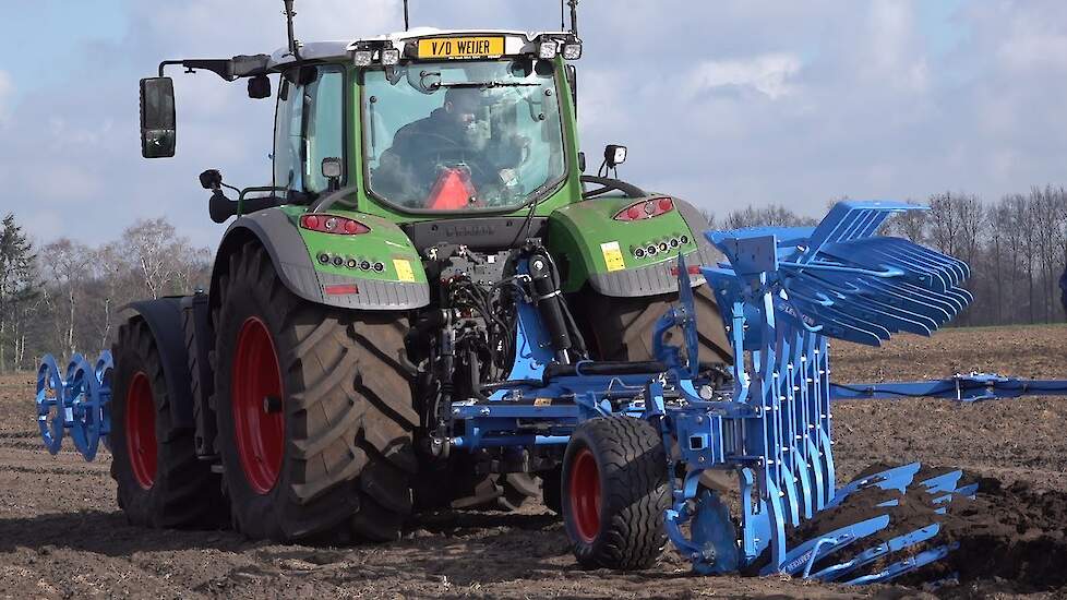 Eerst inzet van Lemken Juwel 8 stroken ploeg en Fendt 724  ProfiPlus