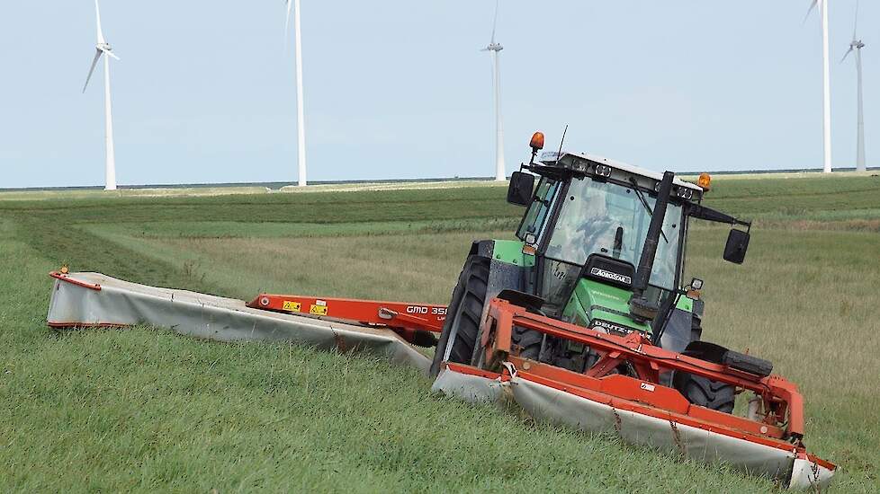 Mowing Dutch dikes Deutz-Fahr Agrostar 6.08