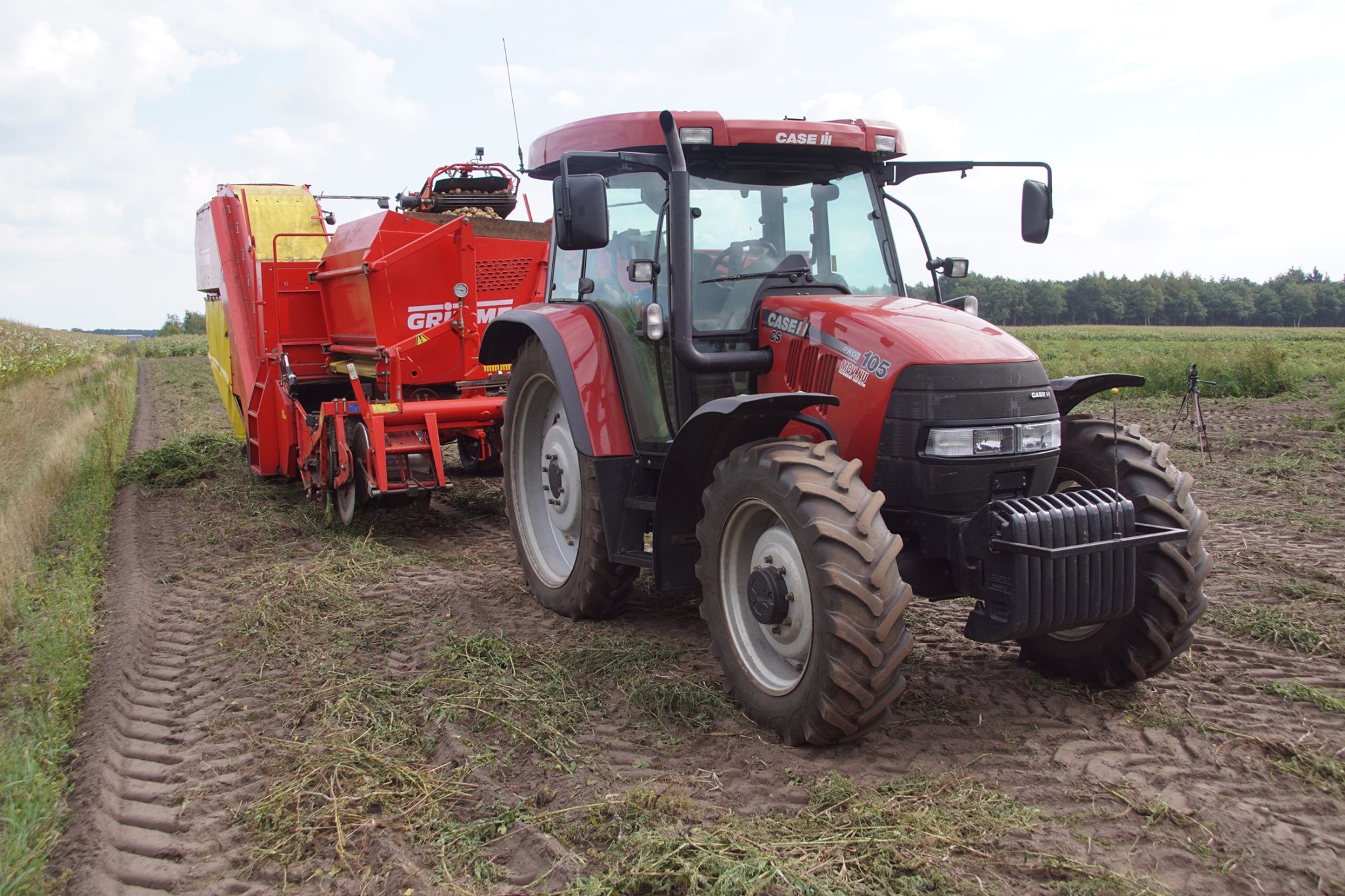 Grimme › Case-IH CS 105 Pro Met Grimme SE 75 - 30 Aardappelen Rooien ...