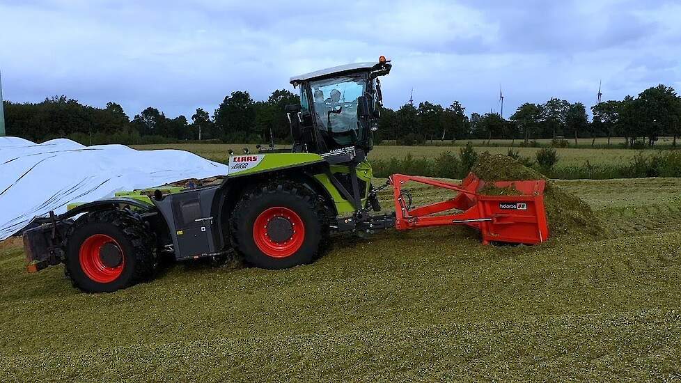 Claas Xerion 4000 Saddle Trac met Holaras op de maisbult