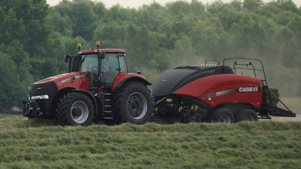 Case-IH balercamp DLD Case-IH Magnum 290CVX en Case-IH LB434R grootpakpers Trekkerweb