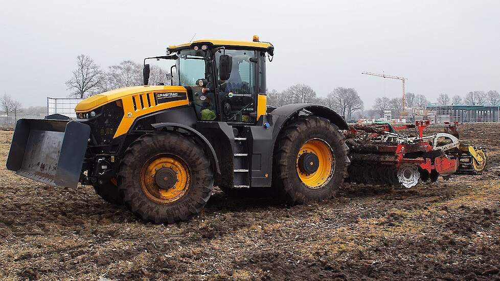 JCB Fastrac 8330 met 6 meter Pöttinger schijveneg