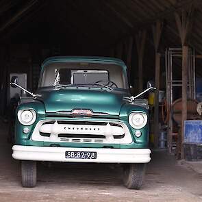 Deze Chevrolet vrachtwagen uit 1957 is een erfstuk van een oom van moederskant. Hilko is nu bezig met het restaureren van een Chevrolet pick-up met precies dezelfde cabine en motor als deze vrachtwagen.