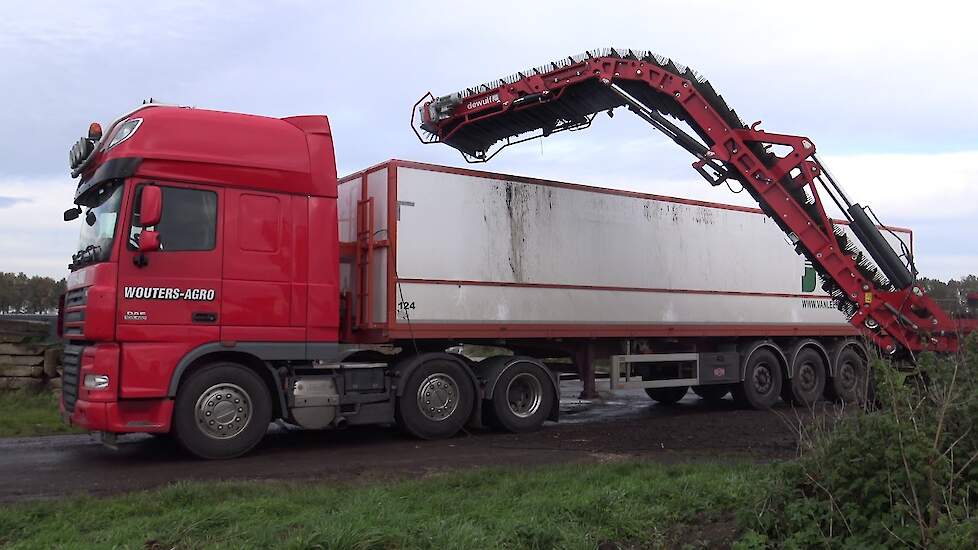 AARDAPPELS LADEN MET EEN DEWULF FIELD LOADER 240 OVERLAADSTATION