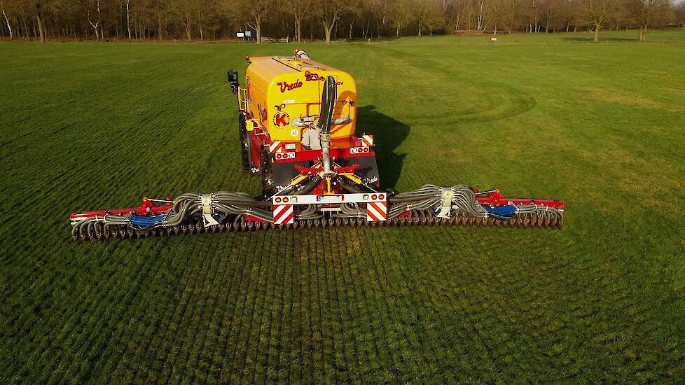 Vredo VT4556 MestTrac met 12 meter brede bemester ZB3