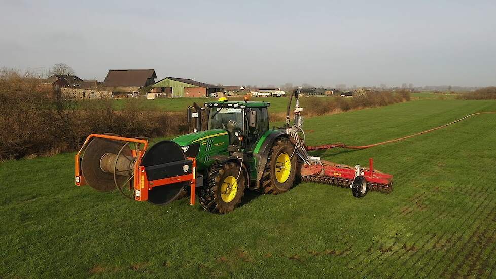 Sleepslangen met John Deere en Vredo graslandinjecteur