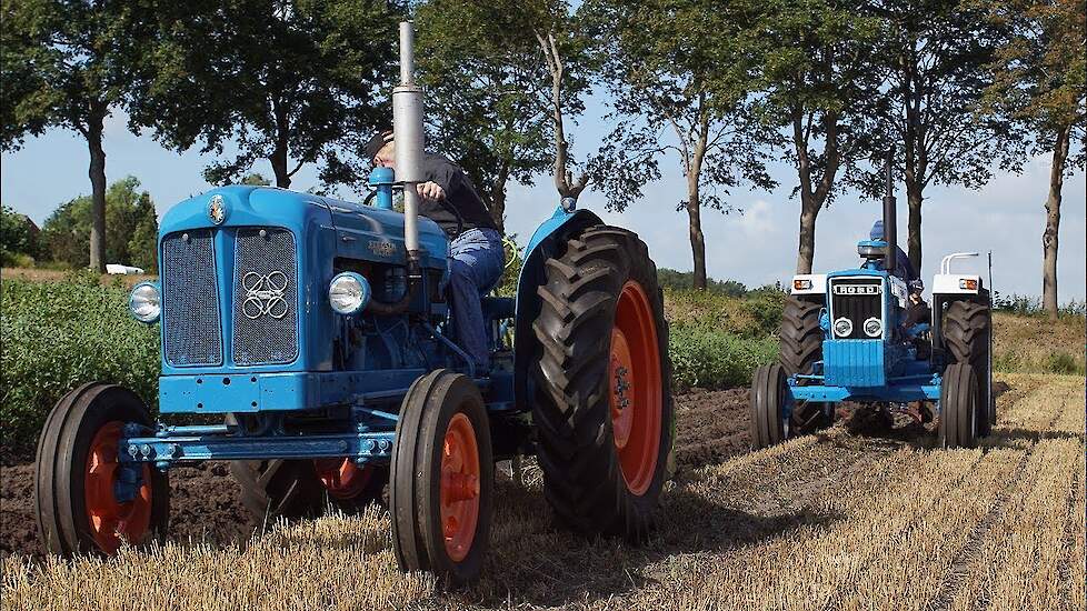 Ford 7400 en een Fordson Super Major Graanstoppel ploegen en groenbemester zaaien