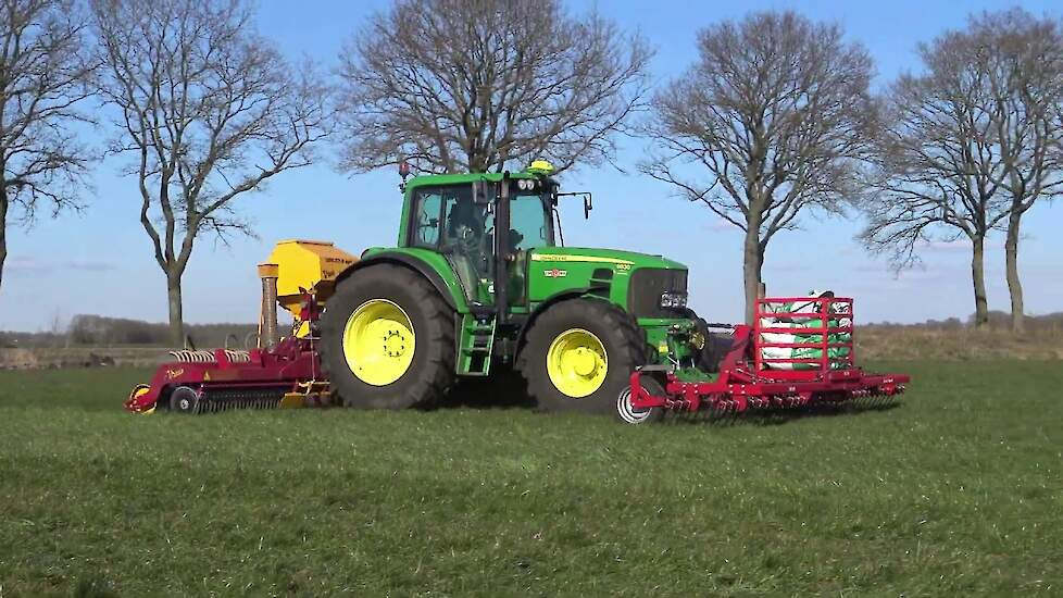 GRAS DOORZAAIEN MET EEN JOHN DEERE 6830 VREDO 358.07.5 AGRI EN EEN FRONT-BORD