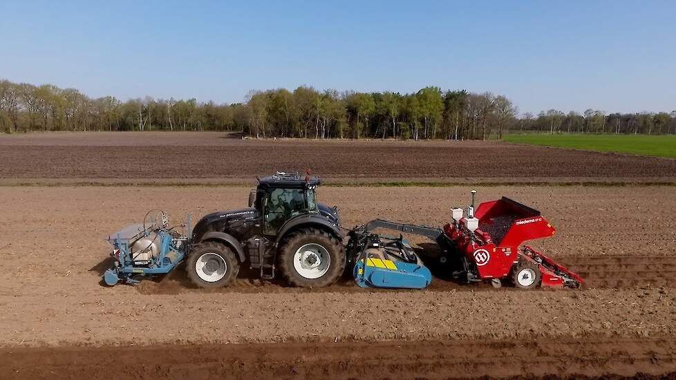 Valtra  S294 Imants en getrokken Miedema CP 42 aardappelen poten Van Donkersgoed BV